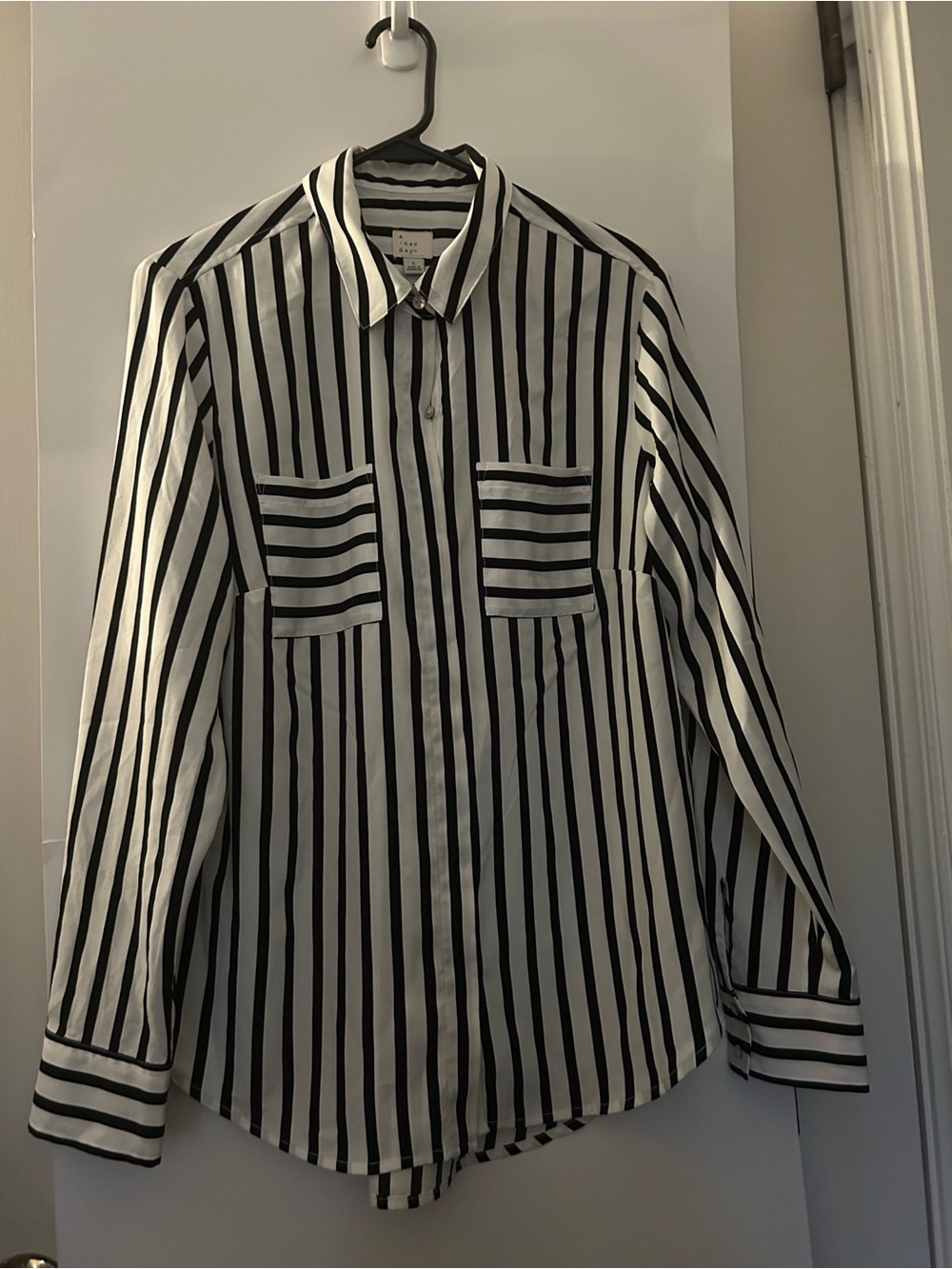 A New Day button down shirt size L black stripes white long sleeves pockets mod